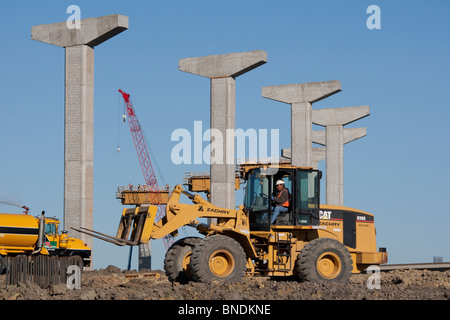 Brückenpfeiler in der Nähe von Austin Texas, einer Straßenüberführung an der Kreuzung der bestehenden Autobahn und Mautstraße im Bau zu unterstützen Stockfoto