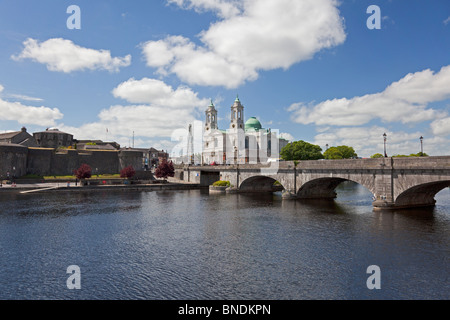 Shannon und Church of St. Peter und St. Paul, Athlone, Co. Westmeath, Irland Stockfoto