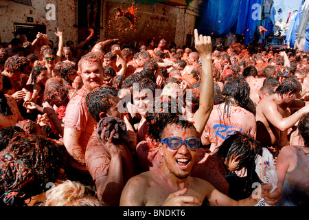 La Tomatina ist eine Tomate Kampf während des jährlichen Festivals in der Stadt Bunol, in der Nähe von Valencia, Spanien statt. Stockfoto