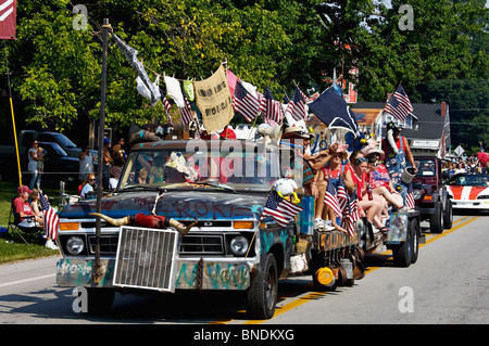 Hillbilly Schwimmer in älteste kontinuierliche Independence Day Parade in Amerika im neuen Pekin, Indiana Stockfoto