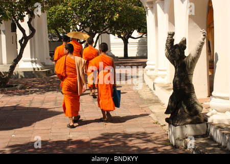 Mönche sind Fuß etwa Phra Pathom Chedi, der größte Stupa in der Welt (Thailand), Regenschirm, Orange, Statue, Bäume Stockfoto