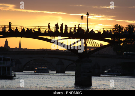 Brücke Pont des Arts Paris, Schatten, Sonnenuntergang, Seine Fluss, Frankreich, Sommer, Silhouetten, Grand Palais, Bateau-Mouche, Brücke Stockfoto