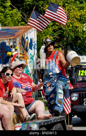 Hillbilly Schwimmer in älteste kontinuierliche Independence Day Parade in Amerika im neuen Pekin, Indiana Stockfoto