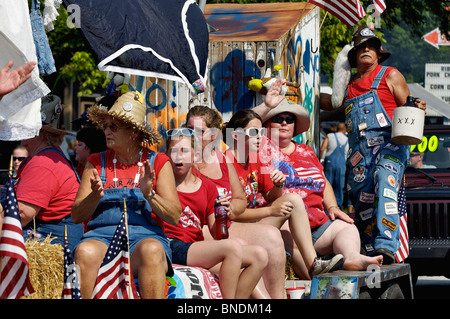 Hillbilly Schwimmer in älteste kontinuierliche Independence Day Parade in Amerika im neuen Pekin, Indiana Stockfoto