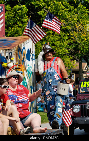 Hillbilly Schwimmer in älteste kontinuierliche Independence Day Parade in Amerika im neuen Pekin, Indiana Stockfoto