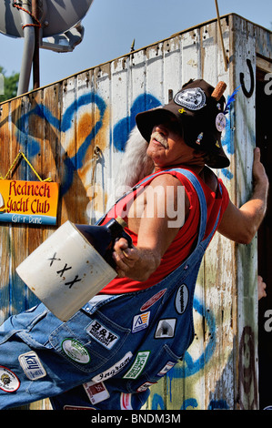 Mann mit Krug Moonshine auf Hillbilly Schwimmer in älteste kontinuierliche Independence Day Parade in Amerika im neuen Pekin, Indiana Stockfoto