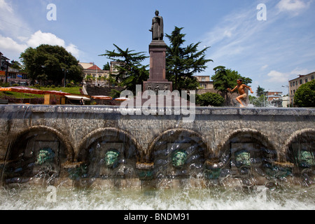 Kinder, die Abkühlung im Brunnen in Rustavelis Moedani in Zentrum von Tiflis Georgien Stockfoto