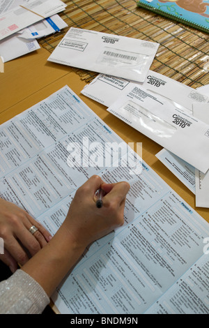 Japanisch-amerikanische Frau füllt ihr 2010 US-Zensus-Formular in ihrem Haus in Austin, Texas. Stockfoto