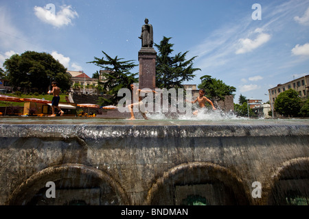 Kinder, die Abkühlung im Brunnen in Rustavelis Moedani in Zentrum von Tiflis Georgien Stockfoto