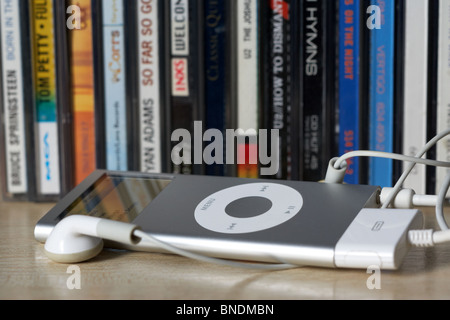 iPod Nano vor einer Reihe von Altfällen cd Album in Großbritannien Stockfoto