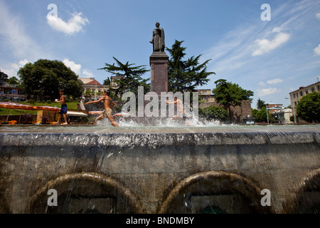 Kinder, die Abkühlung im Brunnen in Rustavelis Moedani in Zentrum von Tiflis Georgien Stockfoto