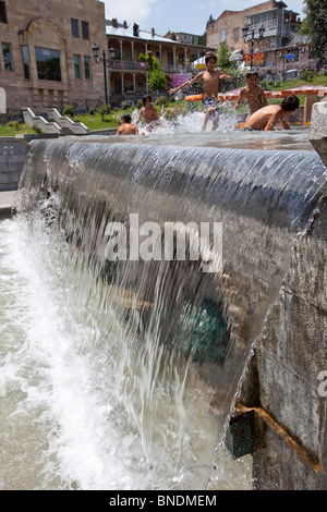 Kinder, die Abkühlung im Brunnen in Rustavelis Moedani in Zentrum von Tiflis Georgien Stockfoto