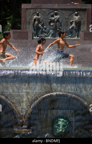 Kinder, die Abkühlung im Brunnen in Rustavelis Moedani in Zentrum von Tiflis Georgien Stockfoto