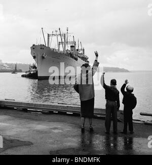 Mutter mit zwei Kindern winken an ausgetretene Dampfschiff Stockfoto