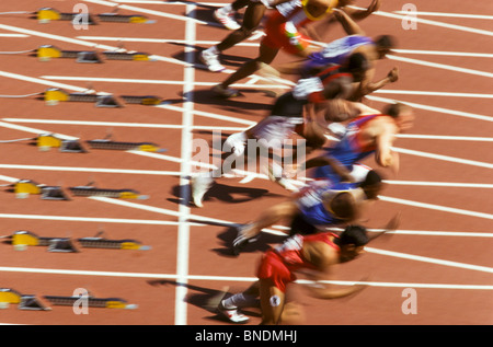 Verschwommene Aktion von männlichen Läufern ein 100-Meter-Sprint-Rennen starten. Stockfoto