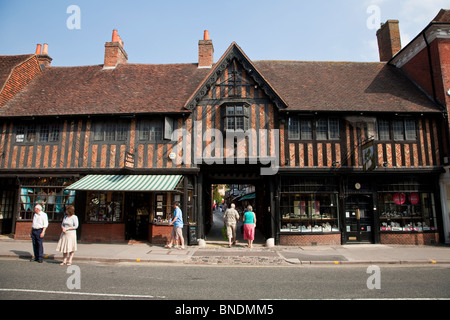 Eingang zum Löwe und Lamm Hof, Farnham, Surrey Stockfoto