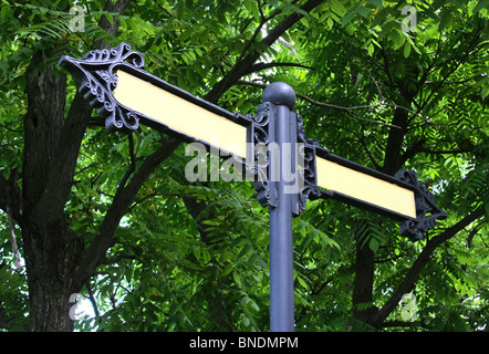 Alte Metall Wegweiser im Wald Stockfoto