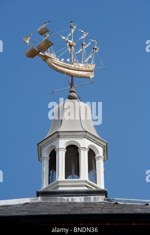 Golden Hind Wetterfahne auf Hall Stadtgebäude, Castle Street, Farnham Surrey Stockfoto