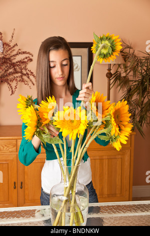 13 Jahre altes Mädchen arrangieren von Blumen zu Hause. Herr © Myrleen Pearson Stockfoto