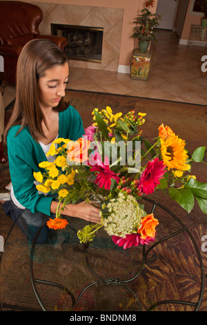 13 Jahre altes Mädchen arrangieren von Blumen zu Hause. Herr © Myrleen Pearson Stockfoto