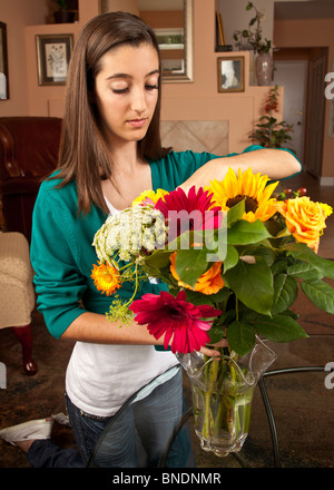 13 Jahre altes Mädchen arrangieren von Blumen zu Hause. Herr © Myrleen Pearson Stockfoto