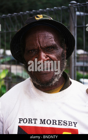 Amungme-Mann trägt ein „Port Moresby“-T-Shirt in PT Freeport Indonesiens Minengemeinde Tembagapura, West Papua Stockfoto