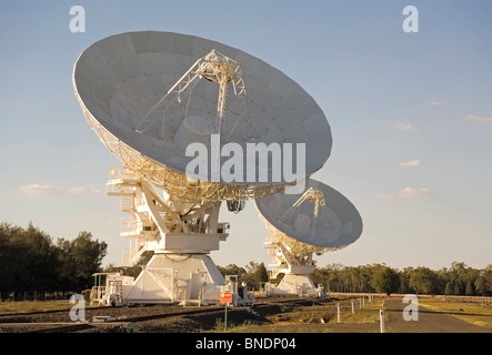 Zwei kompakte Array Teleskope verwendet für die wissenschaftliche Forschung, Paul Wild Observatory, Narrabri, westlichen NSW, Australien Stockfoto