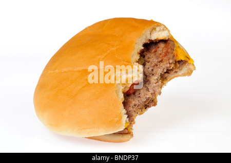 McDonalds double Cheeseburger mit Biss fehlt auf seiner Seite. Ausschnitt Stockfoto