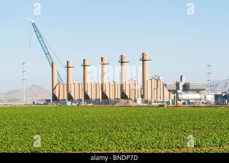 Ein neues Schnellstart-Erdgas-Kraftwerk im Bau in Arizona. Stockfoto