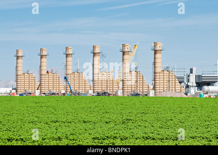 Ein neues Schnellstart-Erdgas-Kraftwerk im Bau in Arizona. Stockfoto