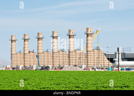 Ein neues Schnellstart-Erdgas-Kraftwerk im Bau in Arizona. Stockfoto