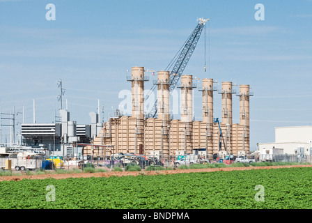 Ein neues Schnellstart-Erdgas-Kraftwerk im Bau in Arizona. Stockfoto