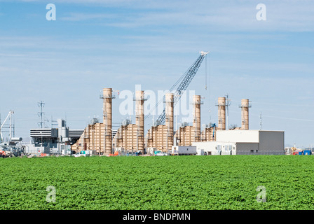 Ein neues Schnellstart-Erdgas betriebenen Kraftwerk im Bau in Arizona. Stockfoto