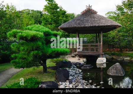 Pavillon am Teich im Tsukiyama-Chisen-keine-Niwa, Koko-En Garten, Hyogo-Präfektur, Kansai-Region, Insel Honshu, Japan Stockfoto