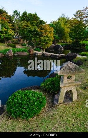 Stein-Leuchte im Tsukiyama-Chisen-keine-Niwa, Koko-En Garten, Hyogo-Präfektur, Kansai-Region, Insel Honshu, Japan Stockfoto