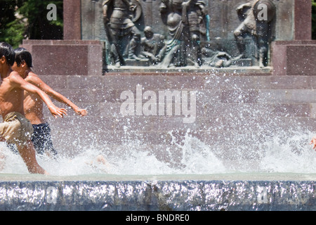 Kinder, die Abkühlung im Brunnen in Rustavelis Moedani in Zentrum von Tiflis Georgien Stockfoto