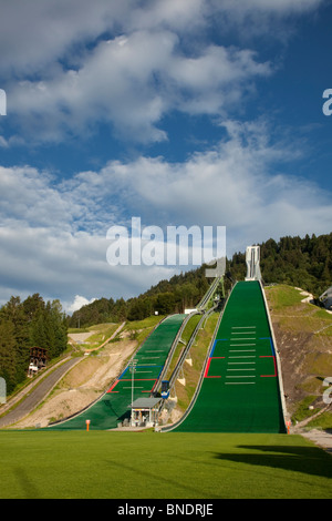 Sommer 2009 Foto von 1936 Olympia-Skistadion in Garmisch-Partenkirchen Bayern Neuerstellung Sprungschanzen für moderne Ski-Wettbewerb Stockfoto