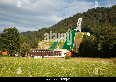 Website von 1936 Olympia Skistadion und Sprüngen in Garmisch-Partenkirchen Bayern Bereich der Sommer Wildblumen im Vordergrund Stockfoto