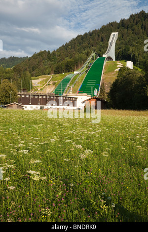 Website von 1936 Olympia Skistadion und Sprüngen in Garmisch-Partenkirchen Bayern Bereich der Sommer Wildblumen im Vordergrund Stockfoto