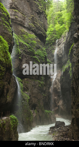 Panoramablick auf die schöne Misty Soft Focus Wasserfälle, schnell fließenden Fluss Partnachklamm Schlucht Garmisch-Partenkirchen Bayern Deutschland Sommer Attraktion Stockfoto