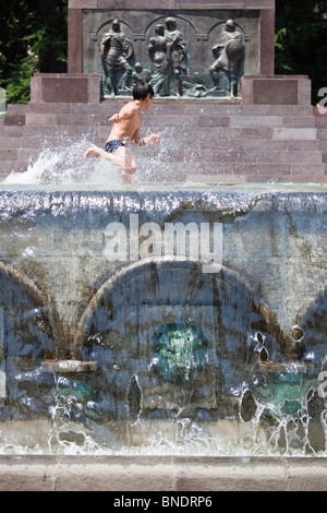 Kinder, die Abkühlung im Brunnen in Rustavelis Moedani in Zentrum von Tiflis Georgien Stockfoto