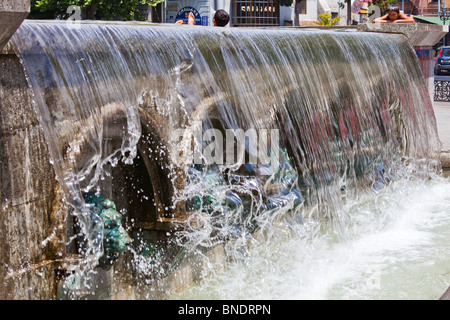 Abkühlung in einen Brunnen in Rustavelis Moedani in Zentrum von Tiflis Georgien Stockfoto