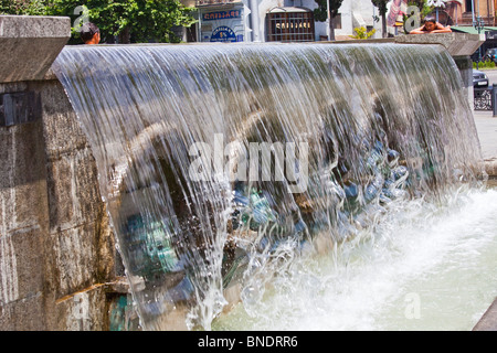 Abkühlung in einen Brunnen in Rustavelis Moedani in Zentrum von Tiflis Georgien Stockfoto