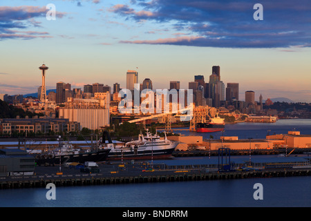 Skyline von Seattle und Piers 90 & 91 von Magnolia Bluff, Seattle, Washington Stockfoto