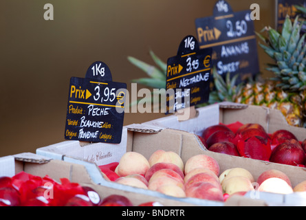 Schachtel mit frischem Obst mit deutlich gekennzeichneten Preisen in Euro zum Verkauf vor einem grünen Lebensmittelgeschäft in Cannes, Frankreich Stockfoto