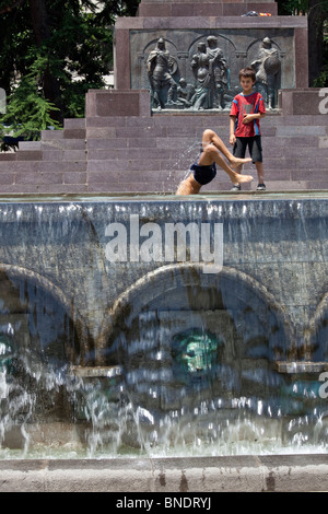 Brunnen in Rustavelis Moedani in Zentrum von Tiflis Georgien Stockfoto