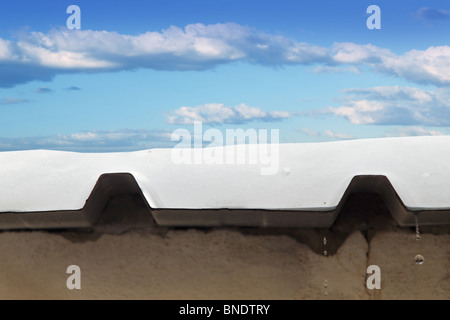 Metall Schnee Dach Schmelzwasser Kreuz Abschnitt blauen Himmel Stockfoto