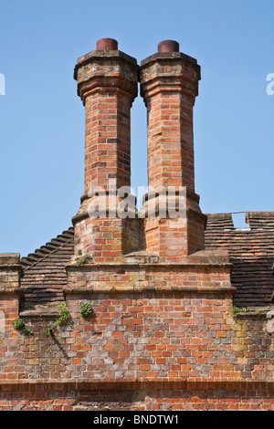 Schornsteine auf Farnham Castle Gate House, Surrey Stockfoto