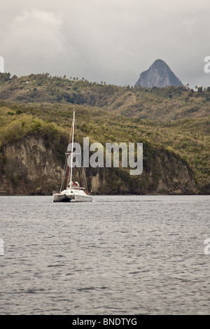 Segelyacht mit Petit Pitons im Hintergrund, St. Lucia, Karibik, Caribbean Stockfoto