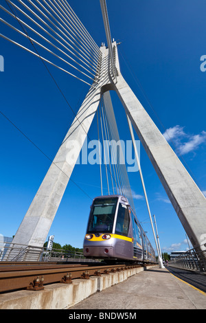 Straßenbahn, Luas Brücke, Dundrum, Dublin, Irland. Stockfoto